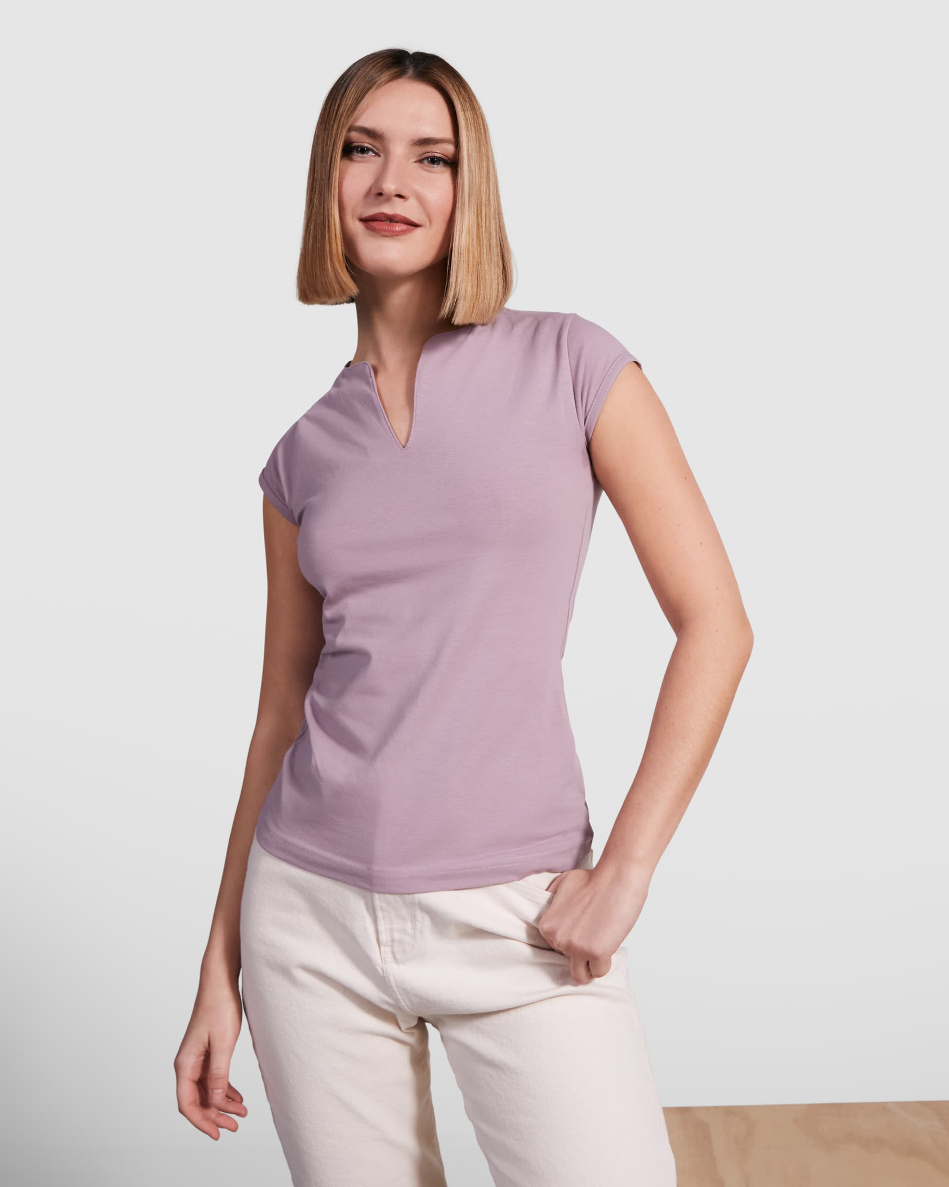Camiseta entallada de algodón con abertura en V y semi-mangas