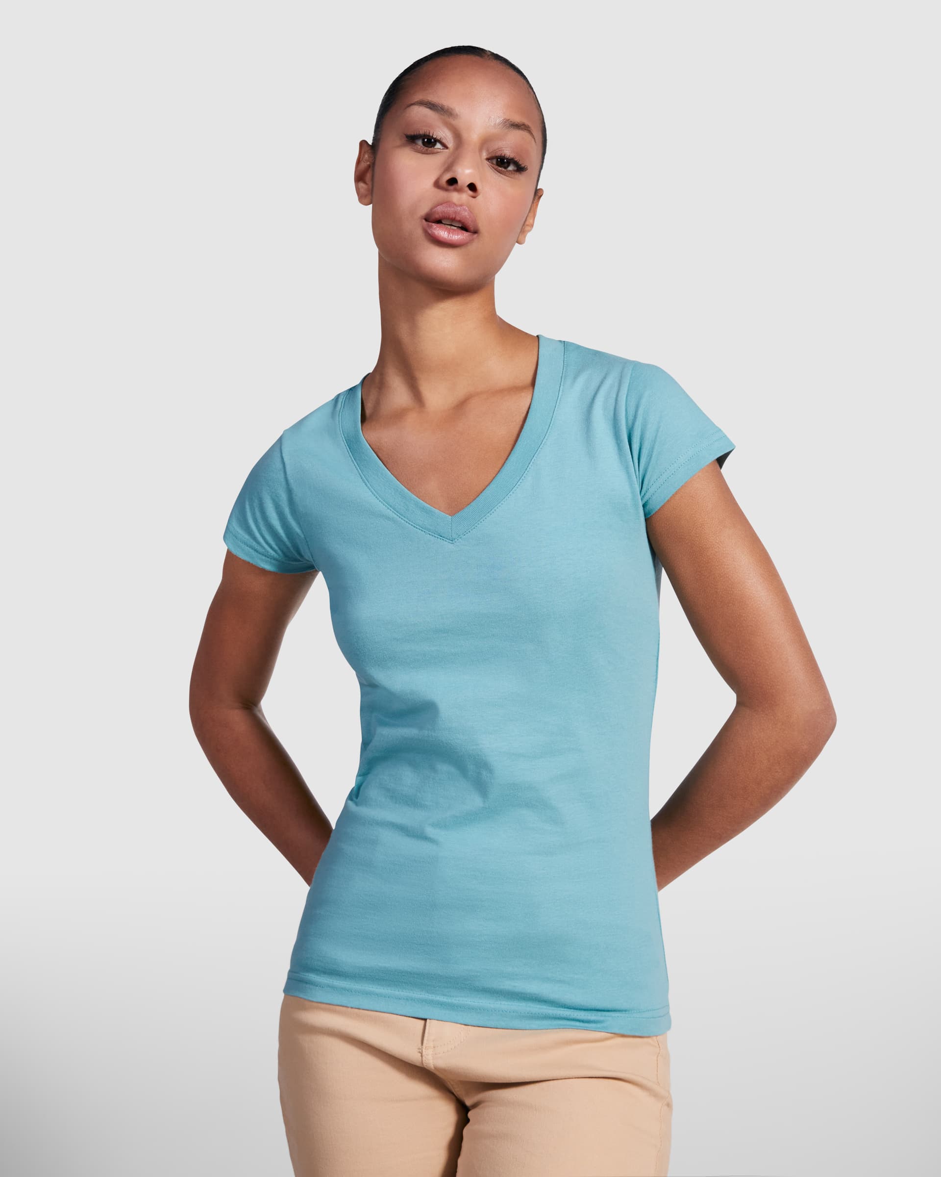 Camiseta de mujer entallada de algodón con escote en pico