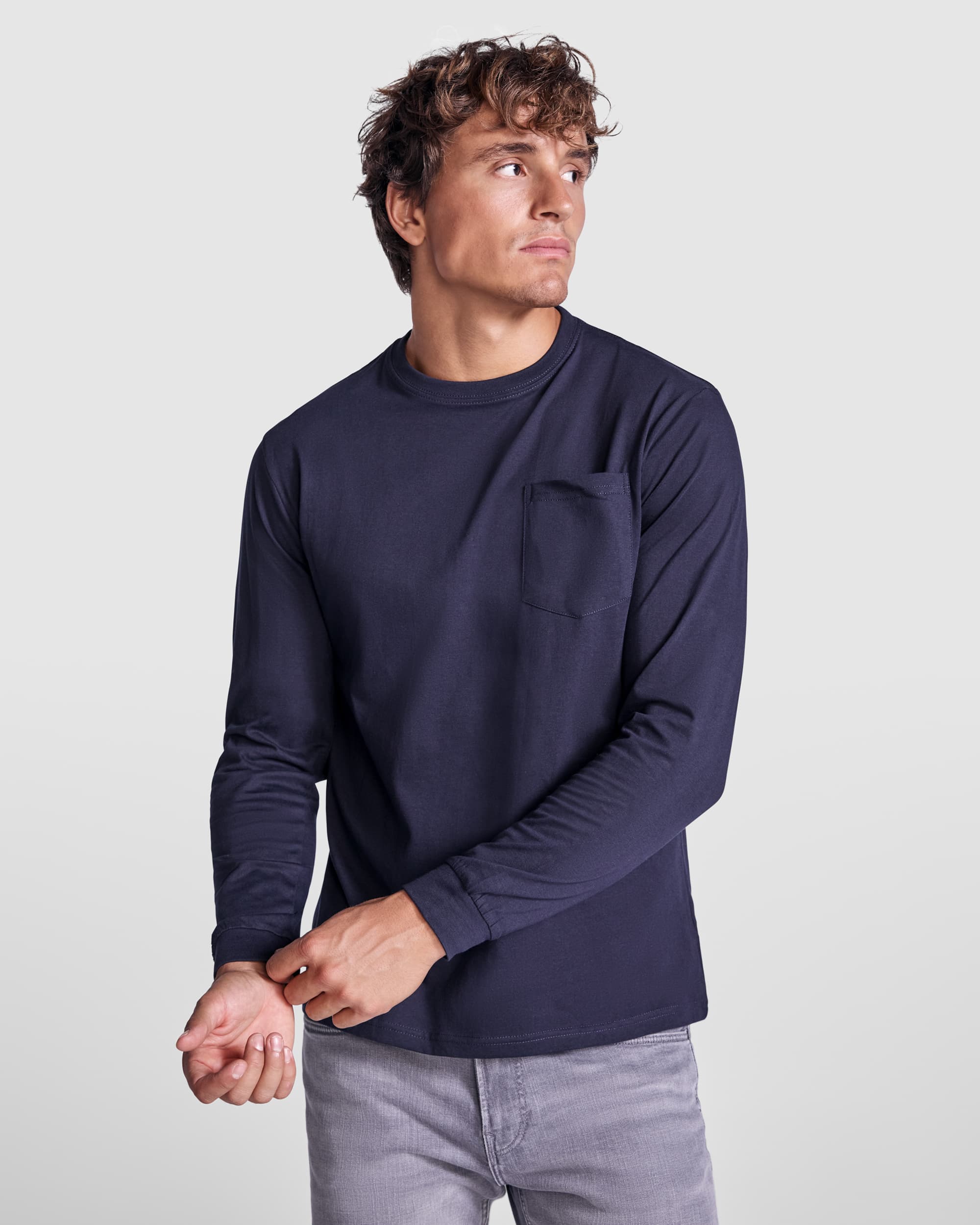 Camiseta larga de algodón con bolsillo y cuello redondo