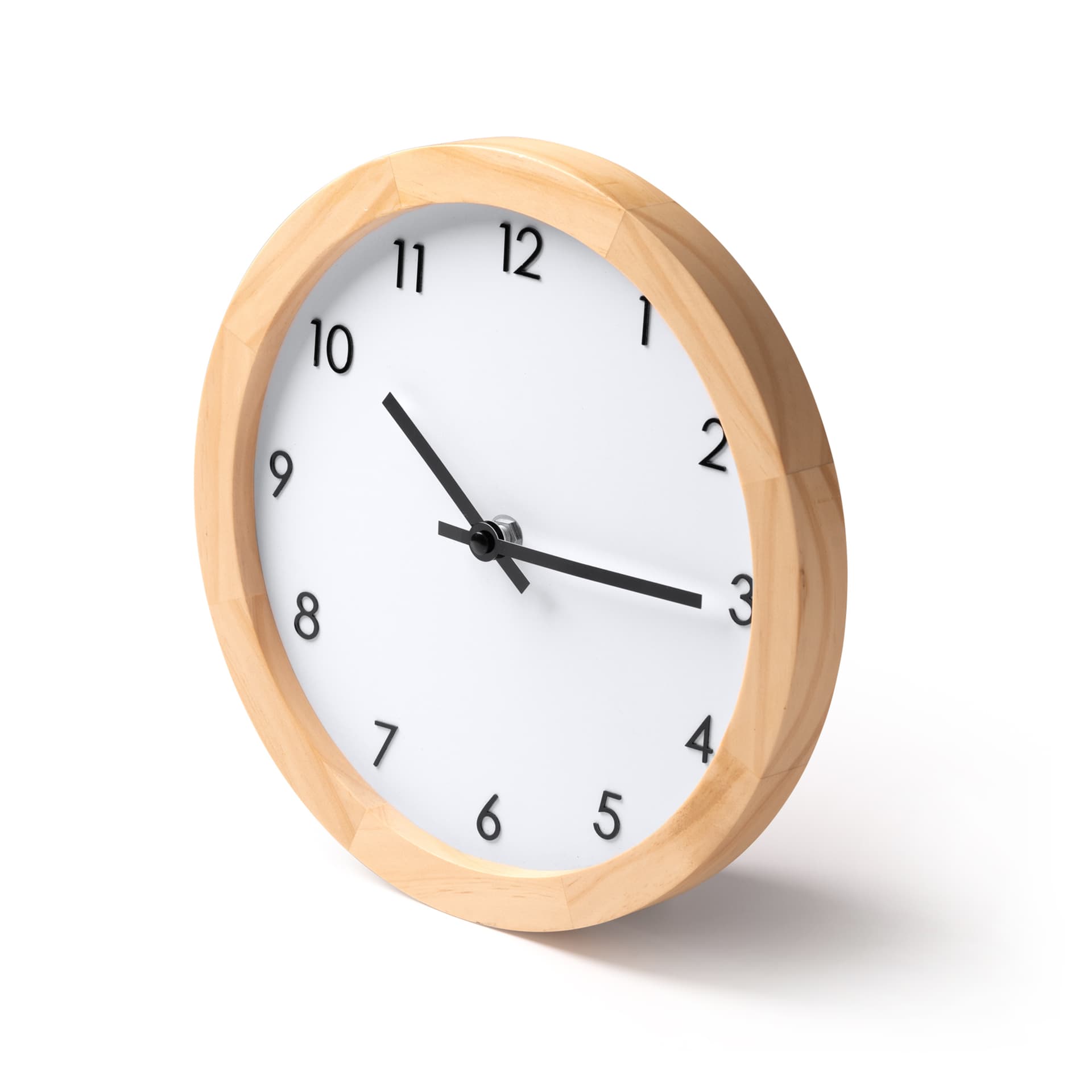 Reloj de pared vintage en bambú con diseño elegante y sostenible