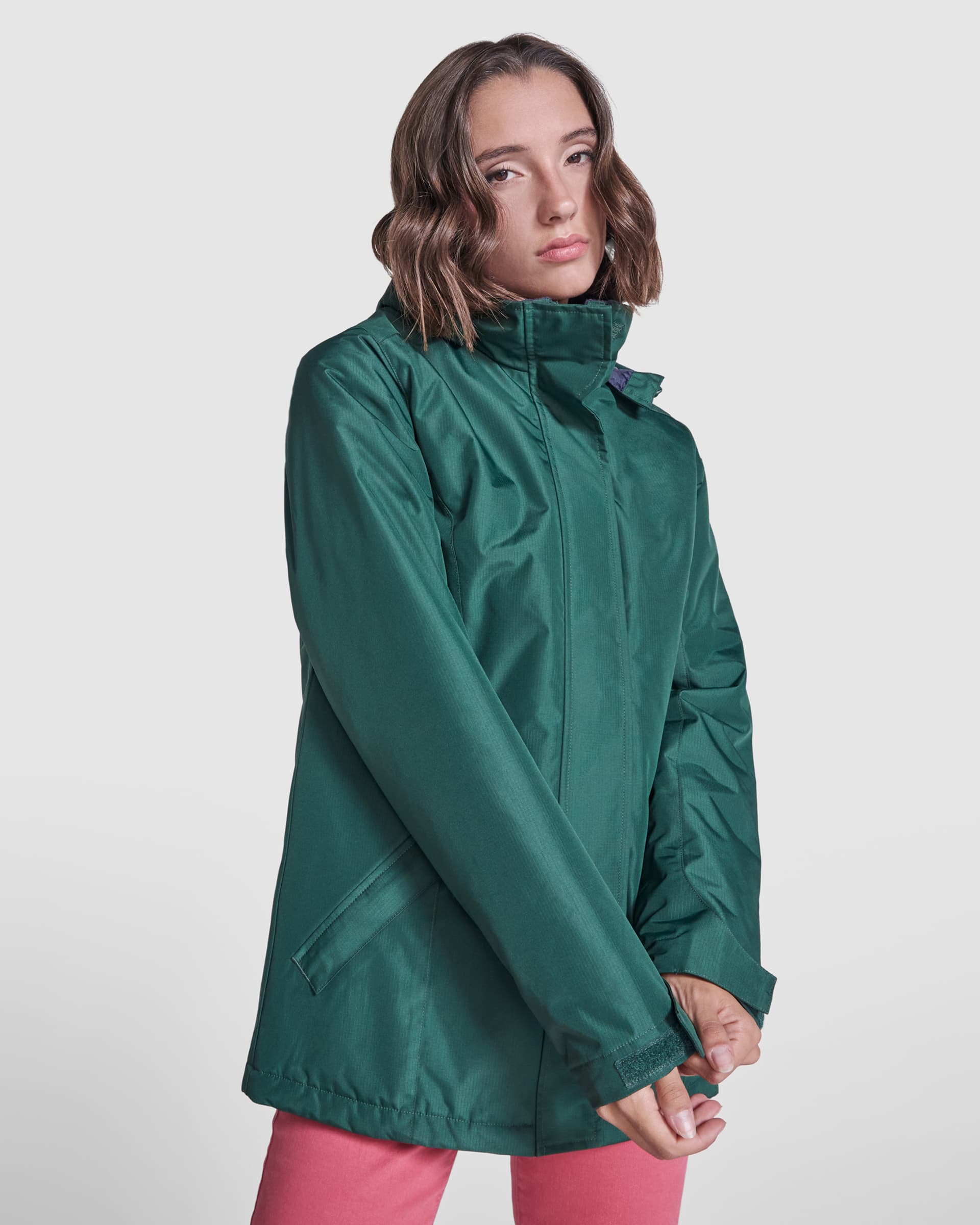 Parka acolchada entallada para mujer, impermeable y sostenible