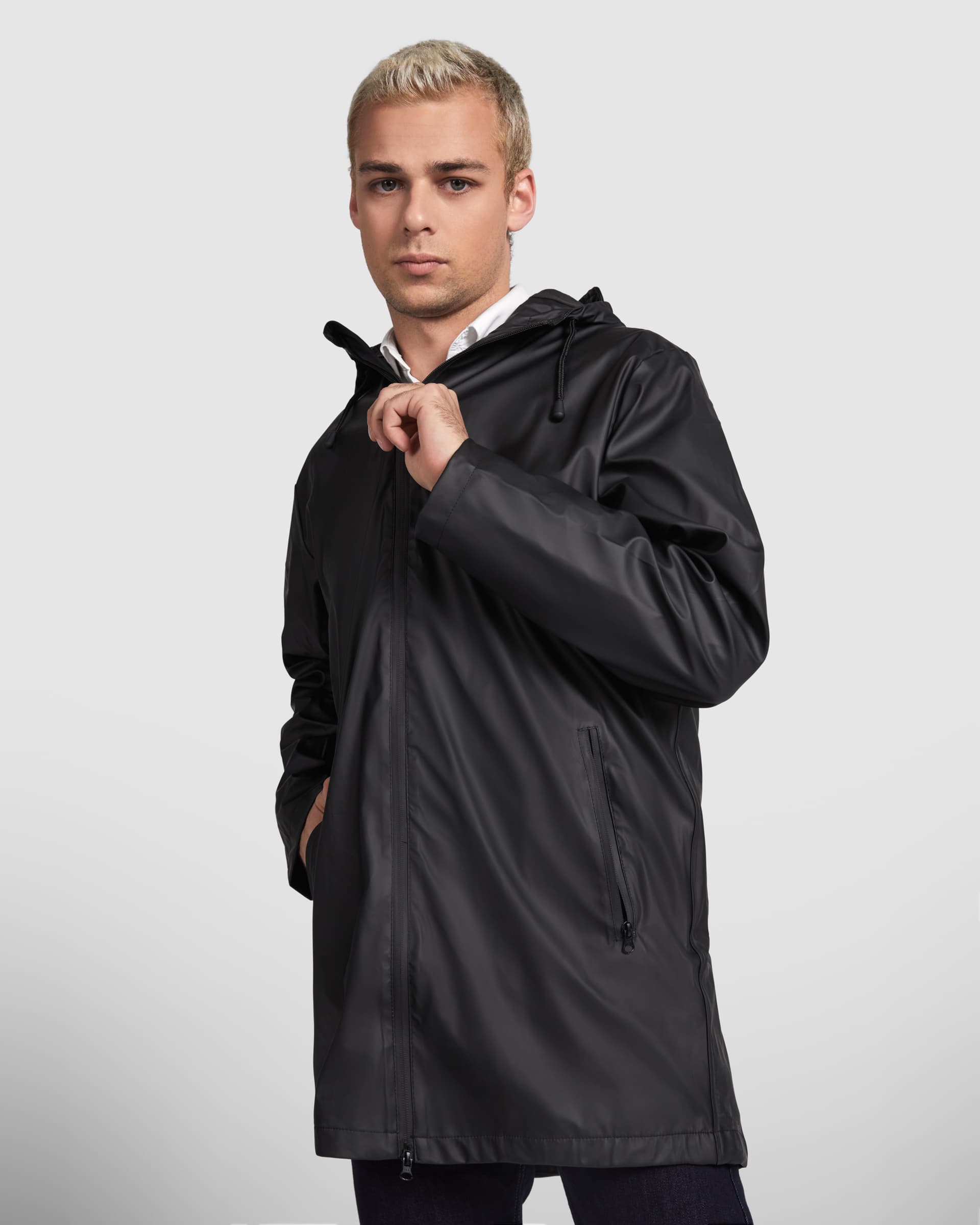 Chubasquero impermeable personalizable con capucha y bolsillos