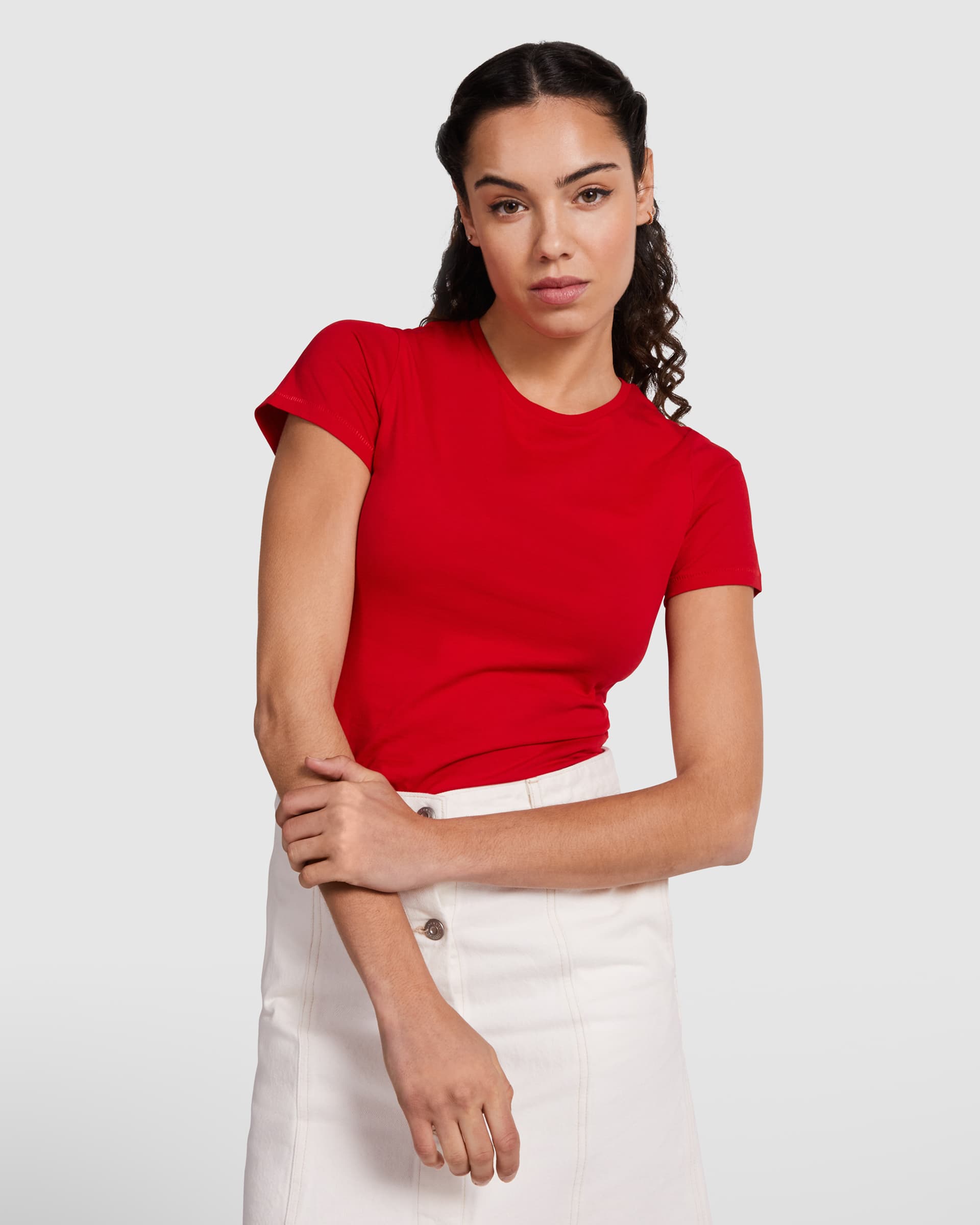 Camiseta ajustada de algodón orgánico con cuello redondo y ribete