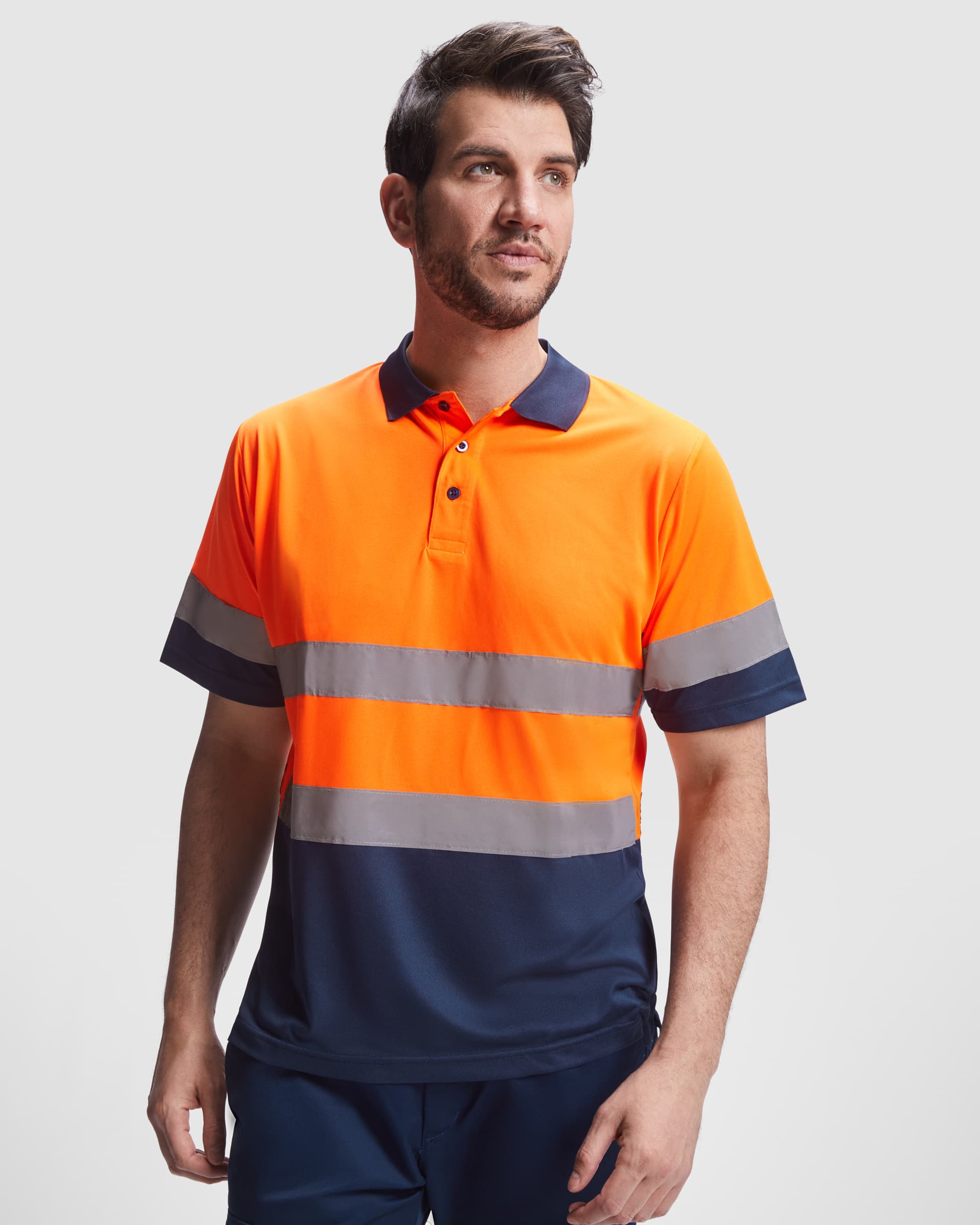 Polo técnico de alta visibilidad con cintas reflectantes y bolsillo