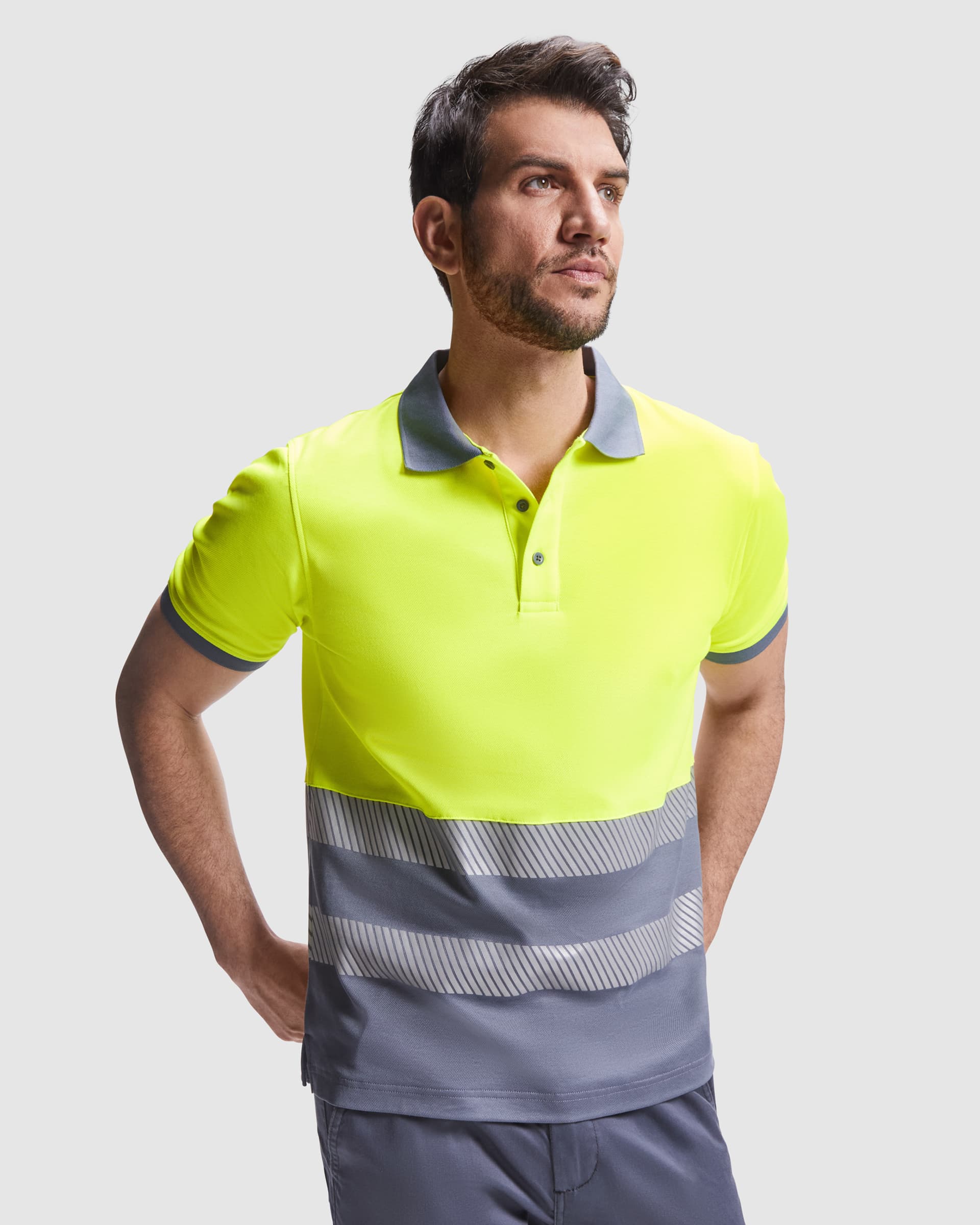 Polo técnico de alta visibilidad con cintas reflectantes