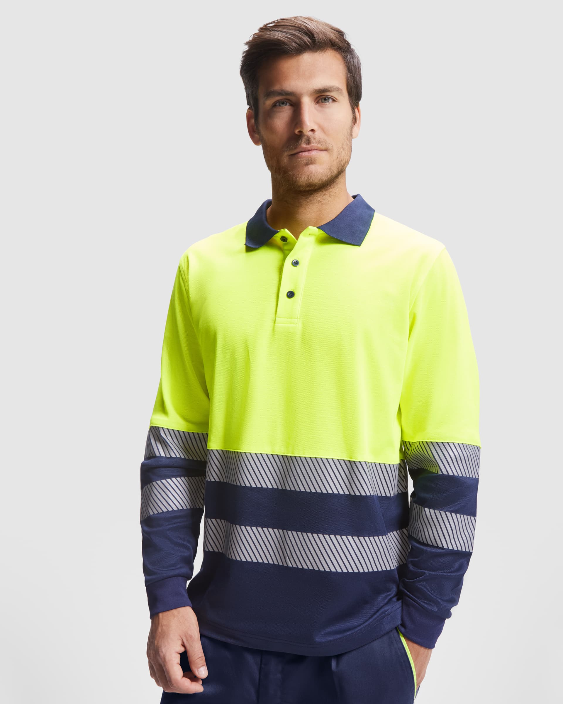Polo técnico de alta visibilidad con cintas reflectantes para trabajo