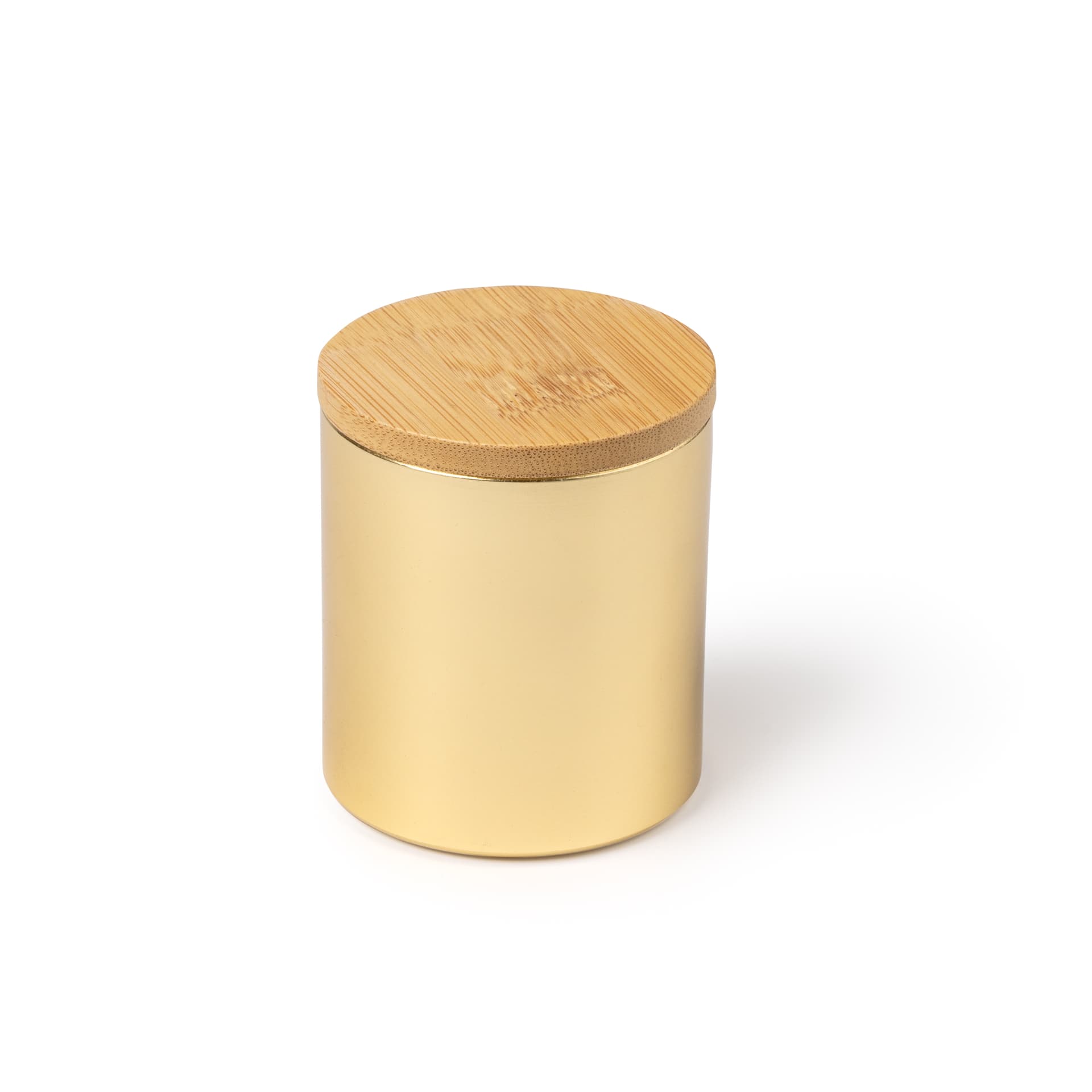 La vela aromática está contenida en un elegante recipiente de aluminio con acabado metalizado y tapa de bambú