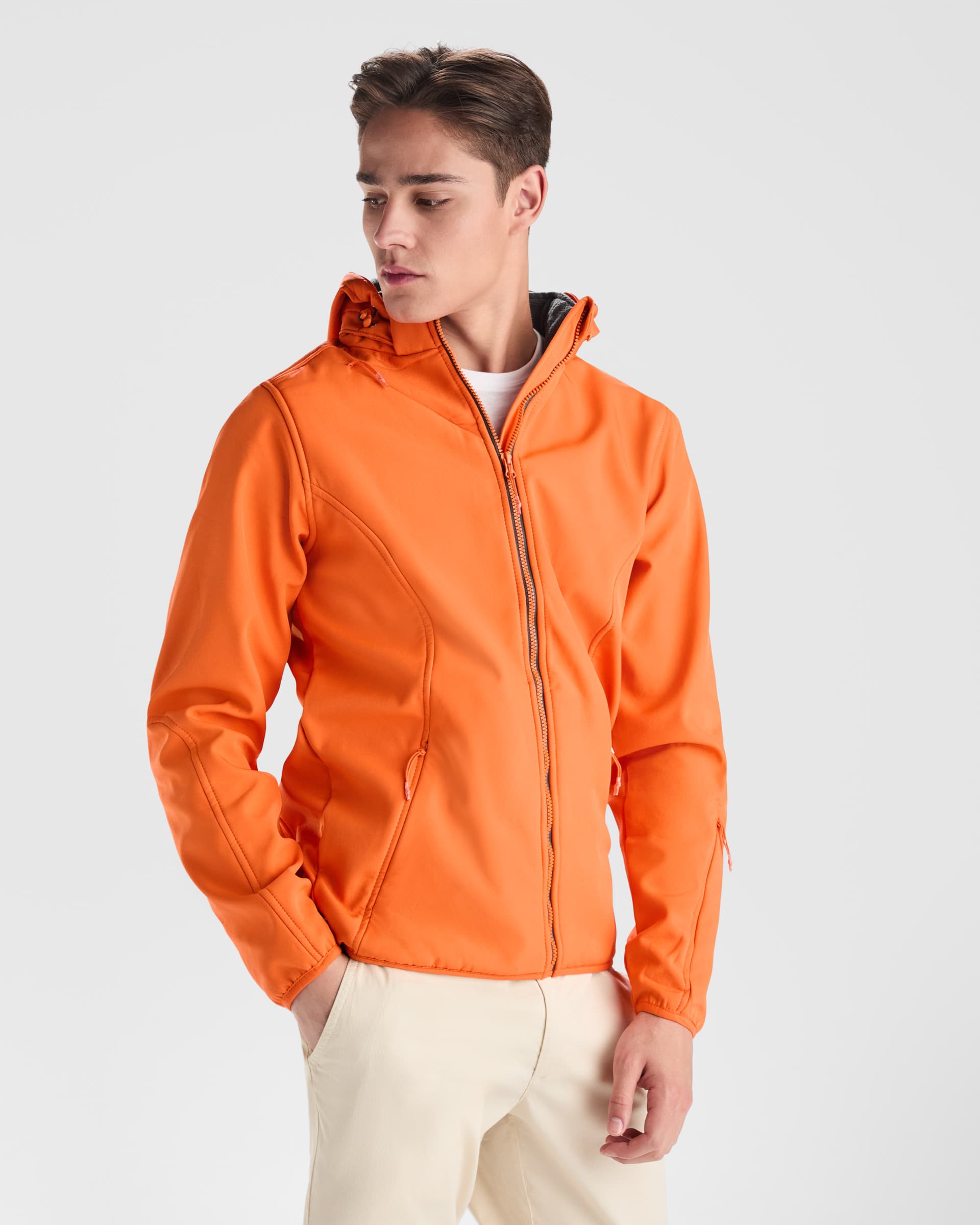 Chaqueta softshell personalizada con forro micropolar y capucha
