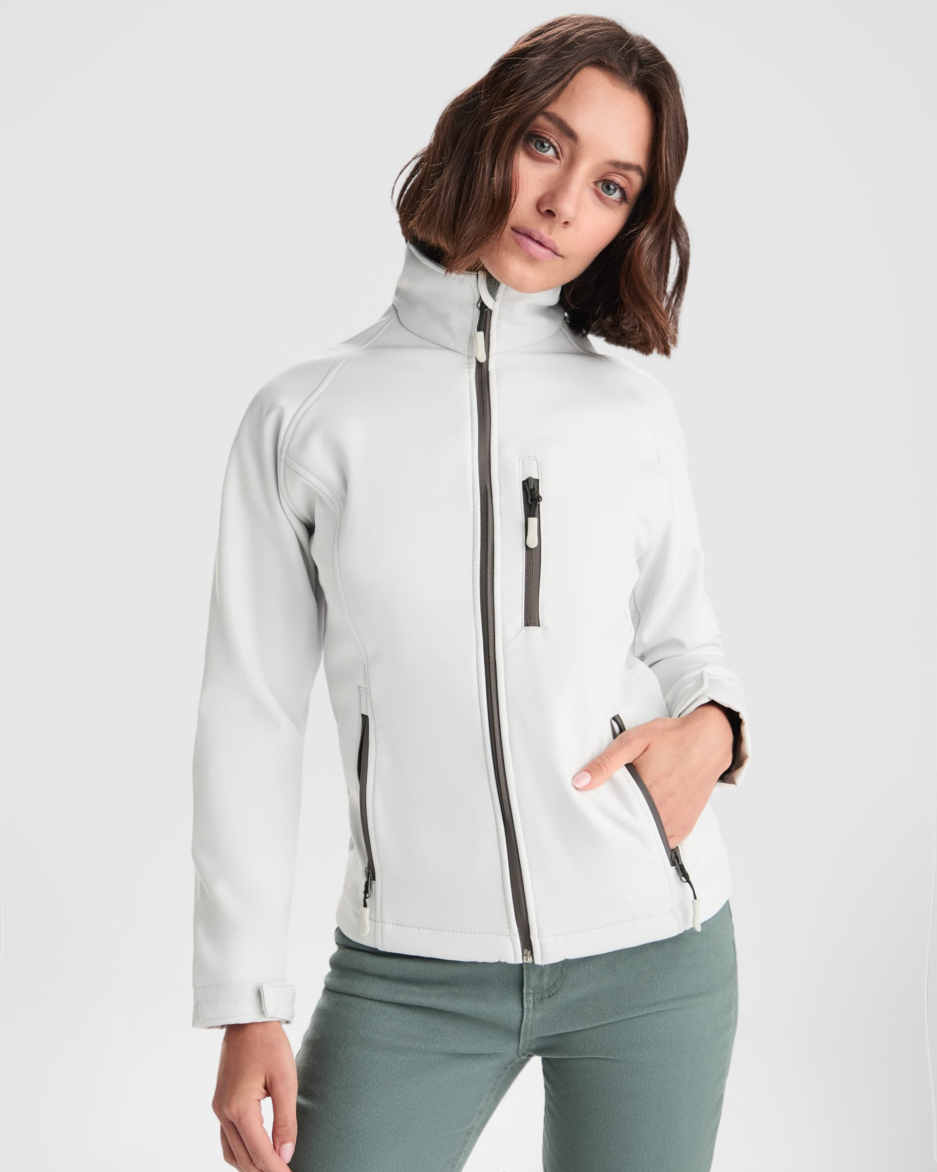 Chaqueta softshell personalizada para mujer con bolsillos y calidez