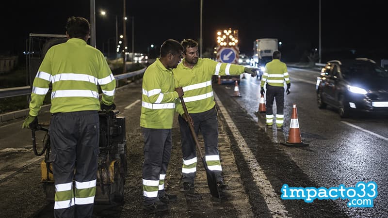 trabajadores realizando tareas de conservación de carreteras
